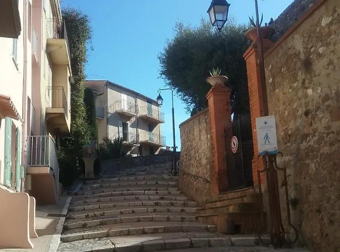 A 2 Pas Du Palais * Cannes