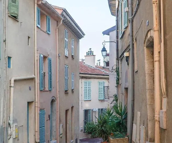 A 2 Pas Du Palais Cannes